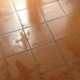 Sàn nhà nồm ẩm