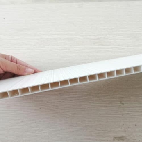 Tấm nhựa ốp tường màu trắng có màu sắc tự nhiên, tính thẩm mỹ cao